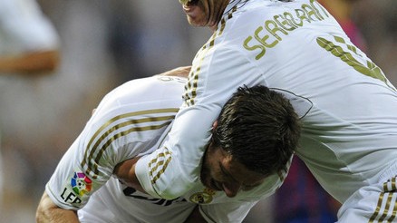 巴萨3-2皇马卫冕西超杯，拉菲尼亚双响终结德比悬念