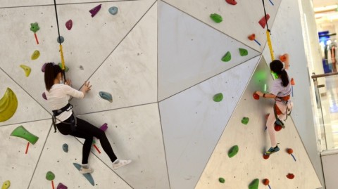 上海新世界城全球最高室内攀岩墙 国庆假期吸引众爱好者挑战极限