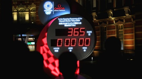 东京夜色中的希望之光：纪念那场推迟的奥运盛典倒计时一周年