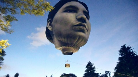 东京晨空惊现梦幻巨脸：一个源自少女梦境的艺术奇迹