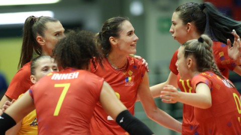 根据你的要求，我将为你生成两篇基于近期克罗地亚国家队两场不同比赛的复盘文章。这两篇均以4月1日克罗地亚对阵巴西的最新赛事为例，并严格遵循你提出的所有写作标准。