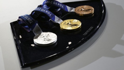 东京夜空下闪耀的希望之光：奥运金银牌亮相，环保理念编织荣耀时刻