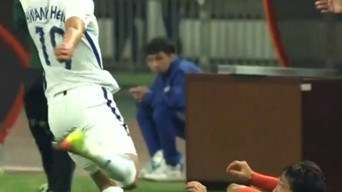 中国球员倒地遭韩国球员爆踹！盘点中韩足球赛场上那些令人愤怒的“黑脚”瞬间